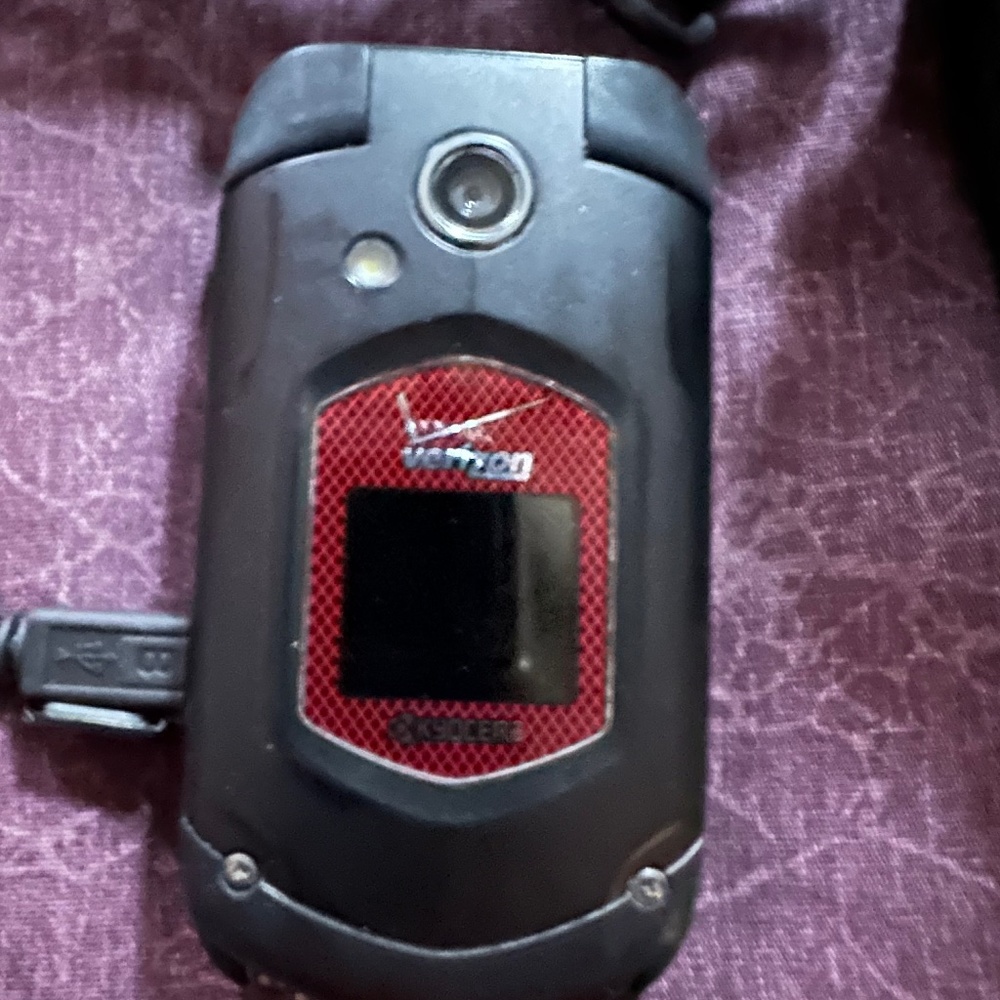 Verizon Flip Phone with Charger and Case